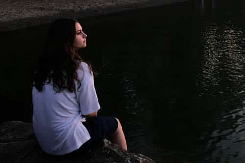 Revan i hjärtat parafraspoddens avsnitt 15 en tjej som sitter vid ett mörkt vatten